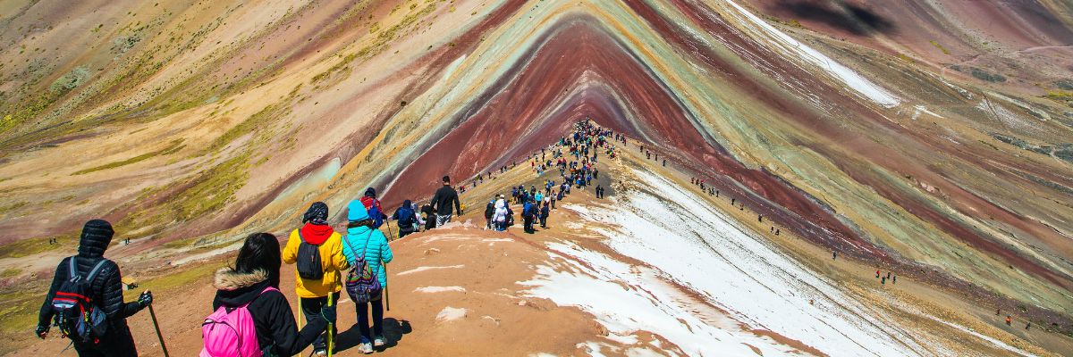 Fr&eacute;quentation touristique sur le sentier de Vinicunca pr&egrave;s de Cusco