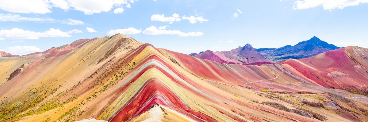 Vue embl&eacute;matique de Vinicunca, la montagne arc-en-ciel du P&eacute;rou