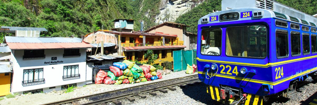 Train arrivant &agrave; Aguas Calientes au pied du Machu Picchu