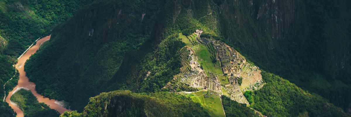 Environnement montagneux et v&eacute;g&eacute;tation tropicale autour du Machu Picchu