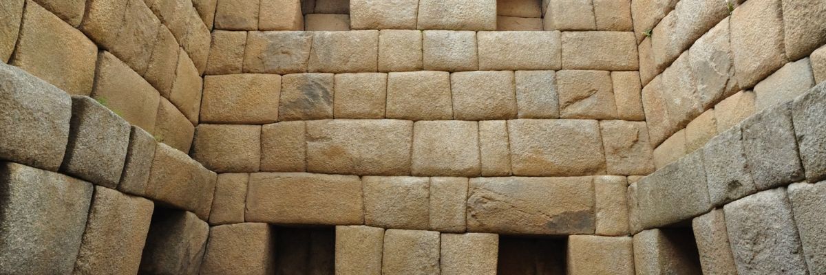 Assemblage pr&eacute;cis des pierres incas au Machu Picchu