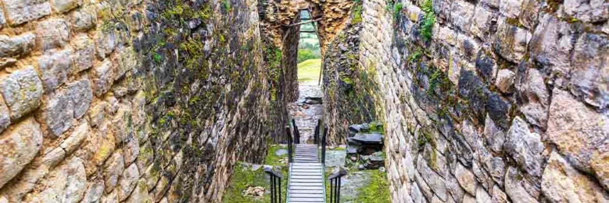 Escalier et murailles du site arch&eacute;ologique de Ku&eacute;lap au P&eacute;rou