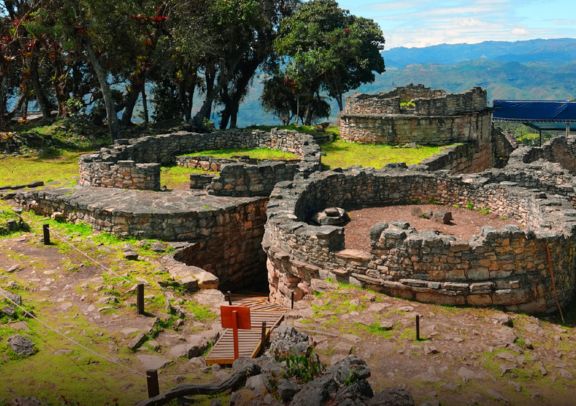 Ruines d&rsquo;une habitation circulaire chachapoya &agrave; Ku&eacute;lap