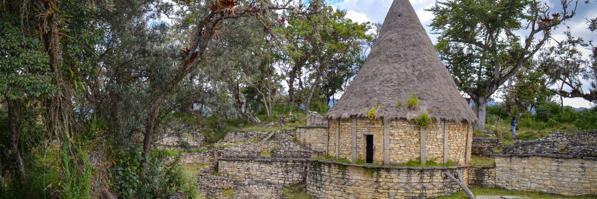 Reconstitution d&rsquo;une maison circulaire de Ku&eacute;lap au P&eacute;rou