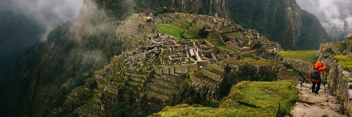 Premi&egrave;re vue sur le Machu Picchu depuis Inti Punku sur le Chemin de l&rsquo;Inca