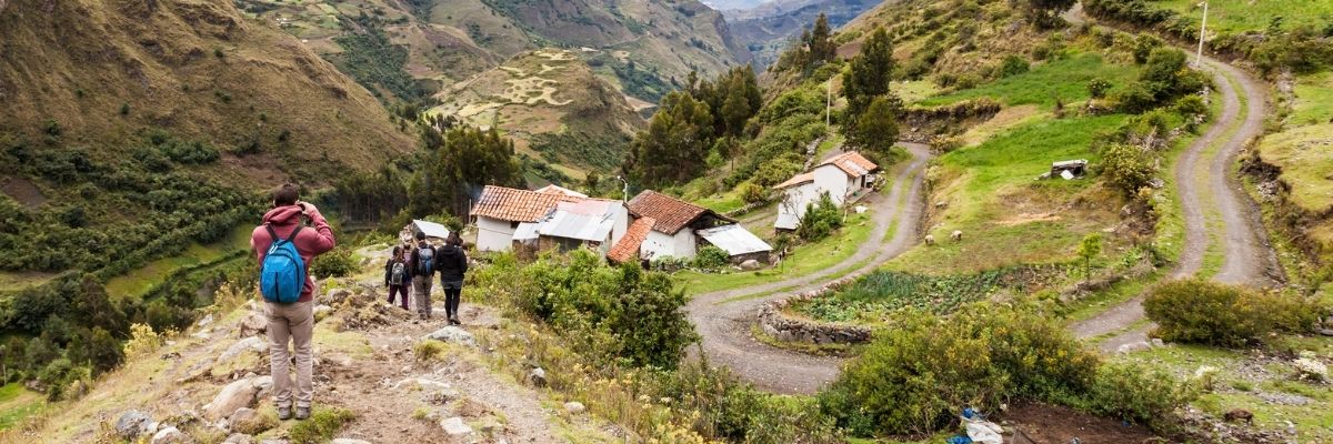 Marcheur sur un chemin de la Vall&eacute;e Sacr&eacute;e des Incas au P&eacute;rou