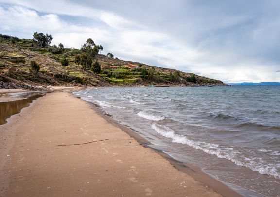 Chemin de randonn&eacute;e sur l&rsquo;&icirc;le de Taquile au lac Titicaca