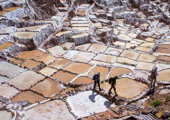 Marche sur le chemin des salines de Maras au P&eacute;rou