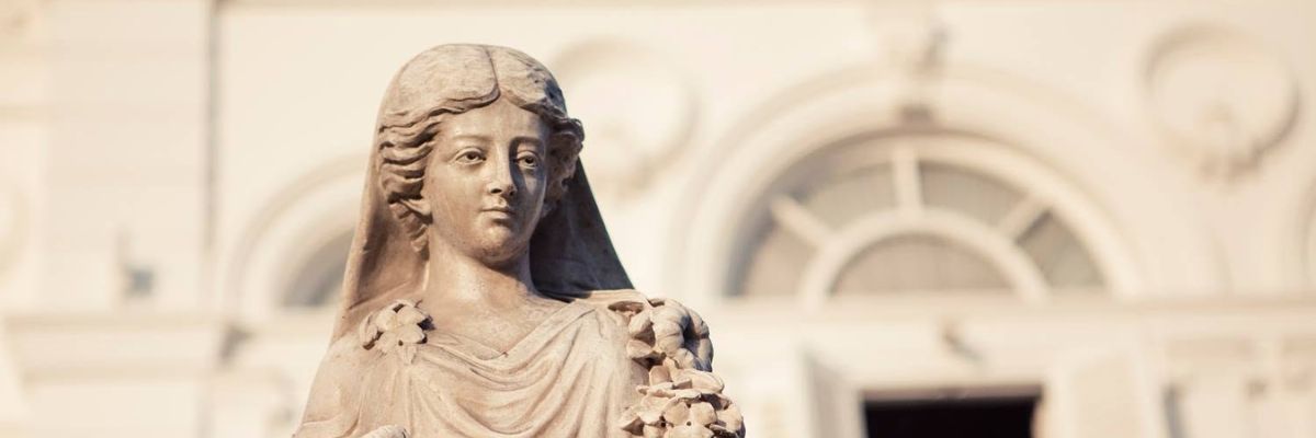 Sculpture f&eacute;minine devant la fa&ccedil;ade du mus&eacute;e Pedro de Osma