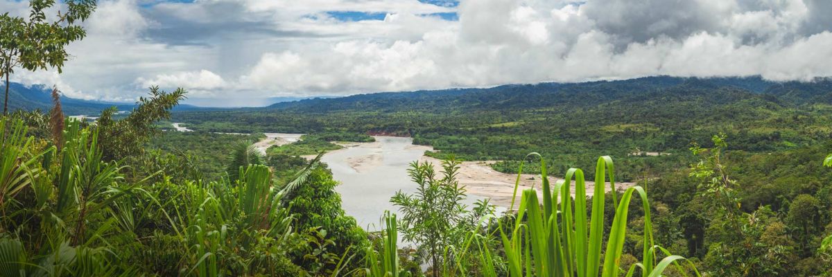 Navigation sur le r&iacute;o dans la r&eacute;gion de Puerto Maldonado