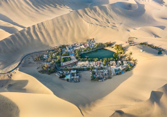 Oasis de Huacachina entour&eacute;e par les dunes du d&eacute;sert d&rsquo;Ica