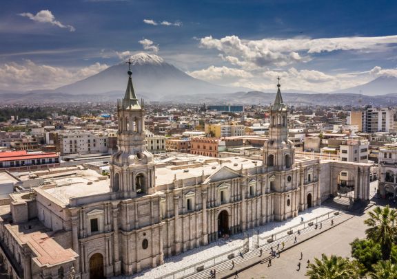 Arequipa, la ville blanche domin&eacute;e par ses volcans