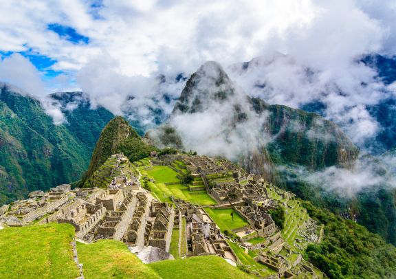 Machu Picchu entour&eacute; par les montagnes des Andes p&eacute;ruviennes