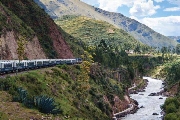 Train panoramique au P&eacute;rou dans les Andes