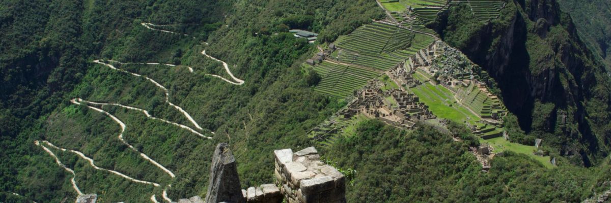 Route en lacets emprunt&eacute;e par les bus vers le Machu Picchu