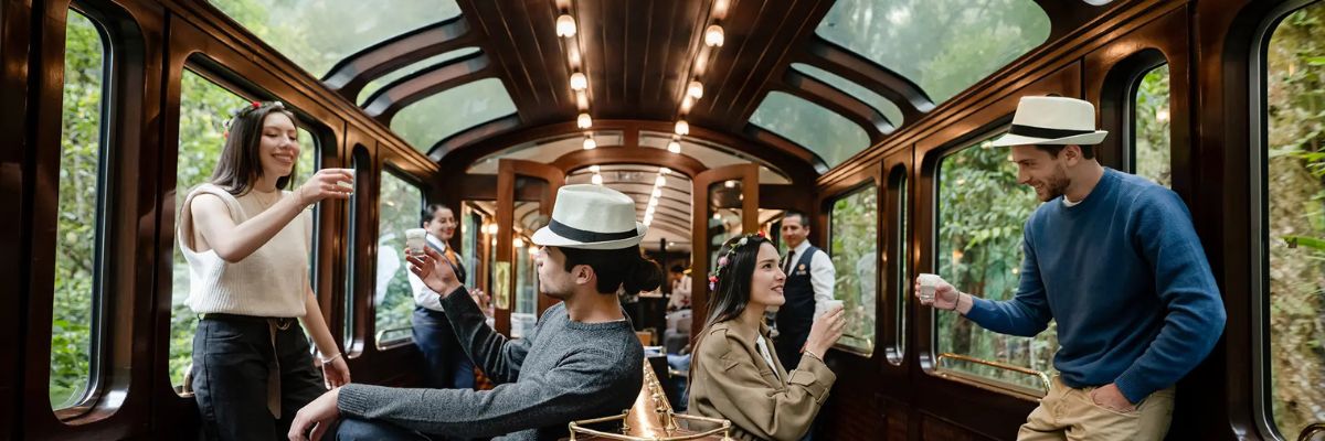 Le train Vistadome Observatory au milieu des paysages andins